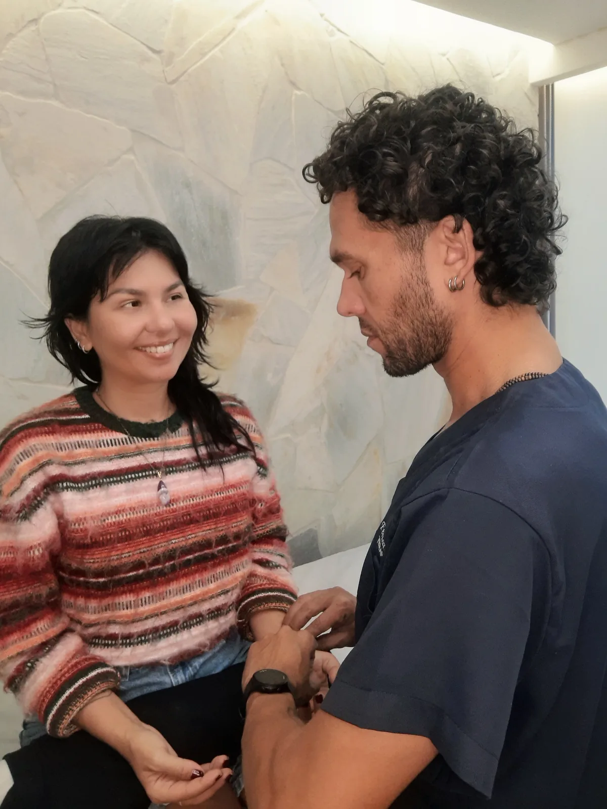 Sessão de acupuntura na Laços Terapias, em Guarapari